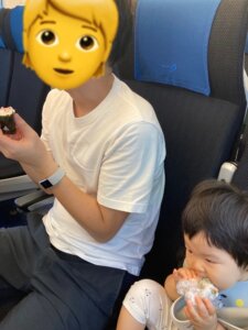 成田行きの電車で朝食