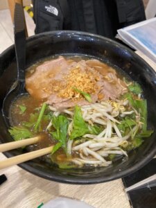 プーケット空港晩御飯-min